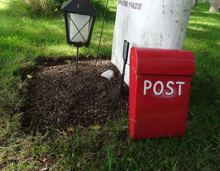 Briefkasten-Grab: Wer dem oder der Toten noch einmal "Tschüss" sagen möchte, kann das auch auf dem Postweg tun.