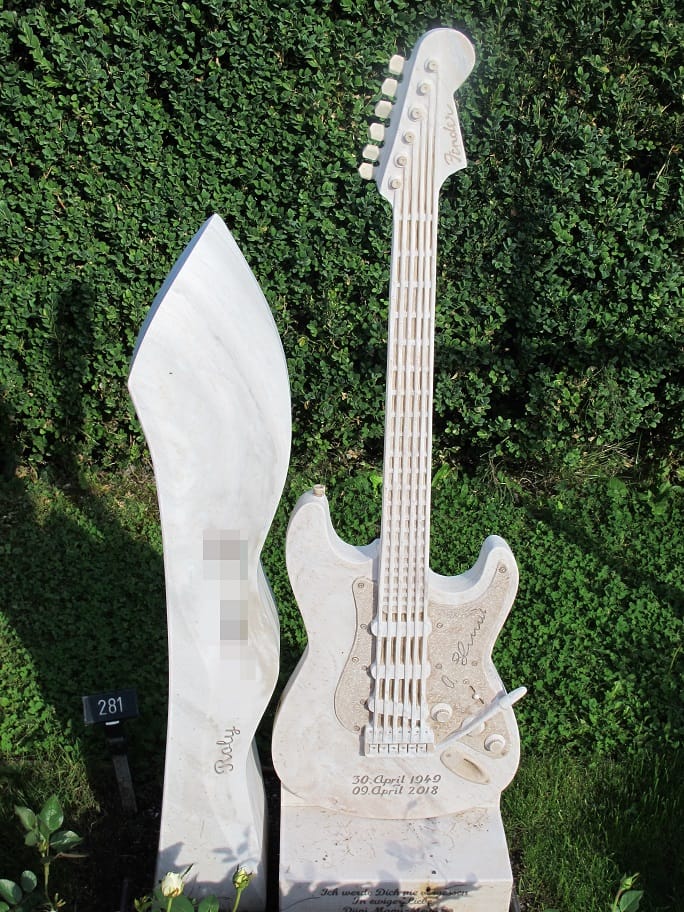 E-Gitarren-Grabstein: Neben klassischen sind auch elektronische Musikinstrumente Vorbilder für steinerne Grabmäler.