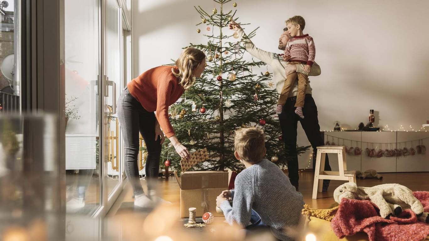 Weihnachtsbaum schmücken: Da hilft die ganze Familie.