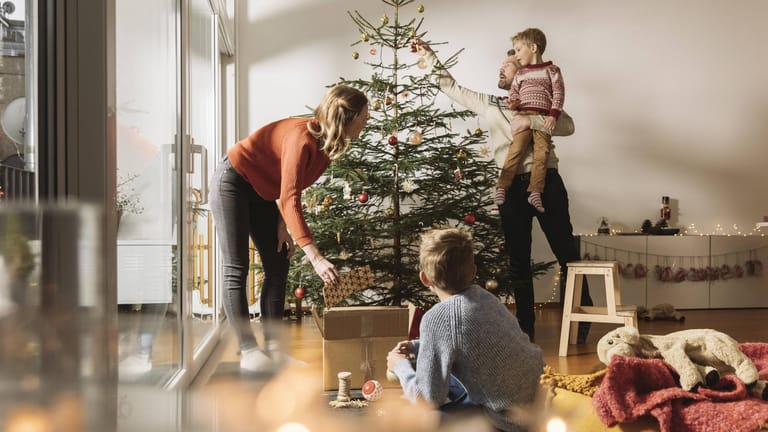 Weihnachtsbaum schmücken: Da hilft die ganze Familie.