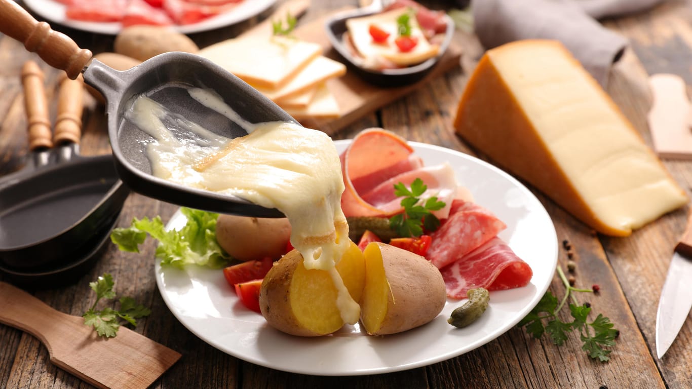 Raclette-Käse: Ein Käse mit einem hohen Fettgehalt schmilzt besonders gut.
