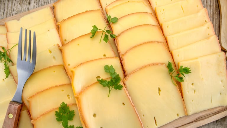 Käse: 200 bis 250 Gramm Raclette-Käse pro Person sind in der Regel ausreichend.