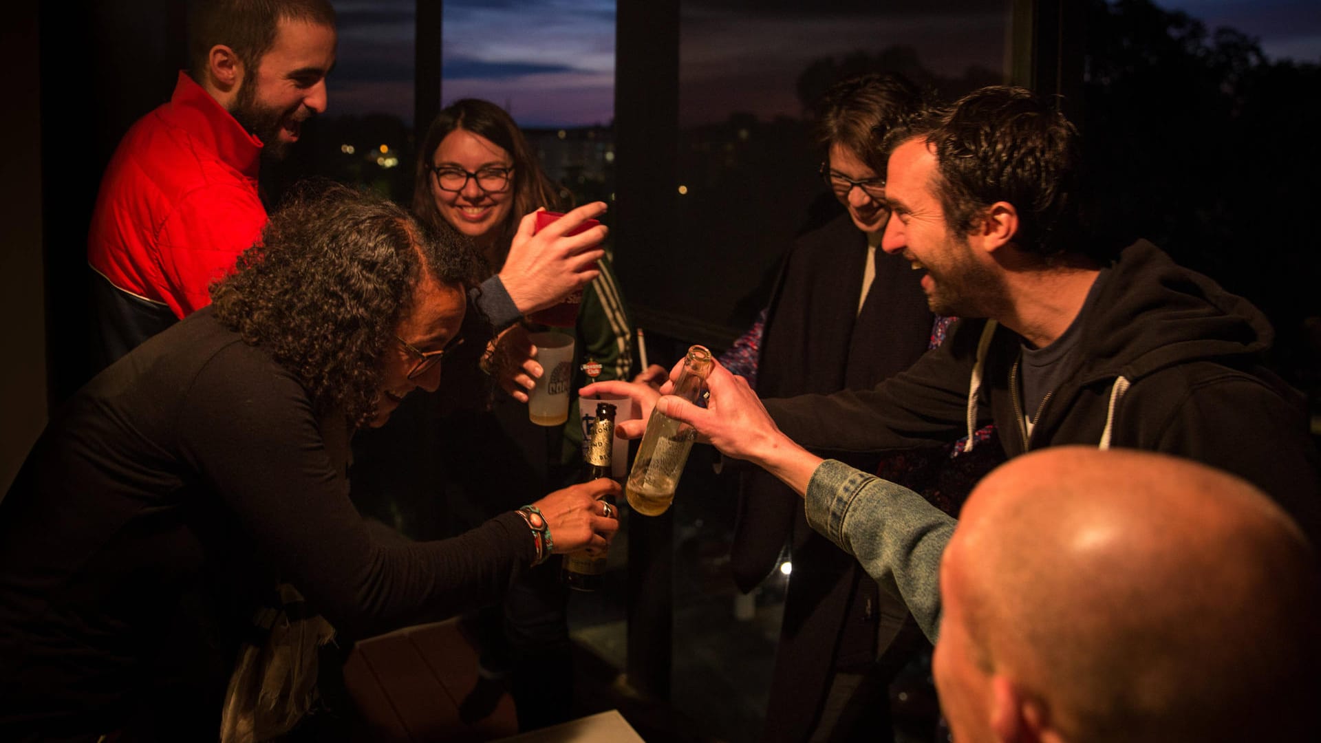 Freunde feiern: Zu viel Alkohol kann auch dem Herzen schaden.