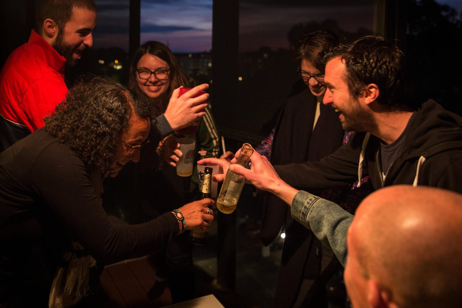 Freunde feiern: Zu viel Alkohol kann auch dem Herzen schaden.