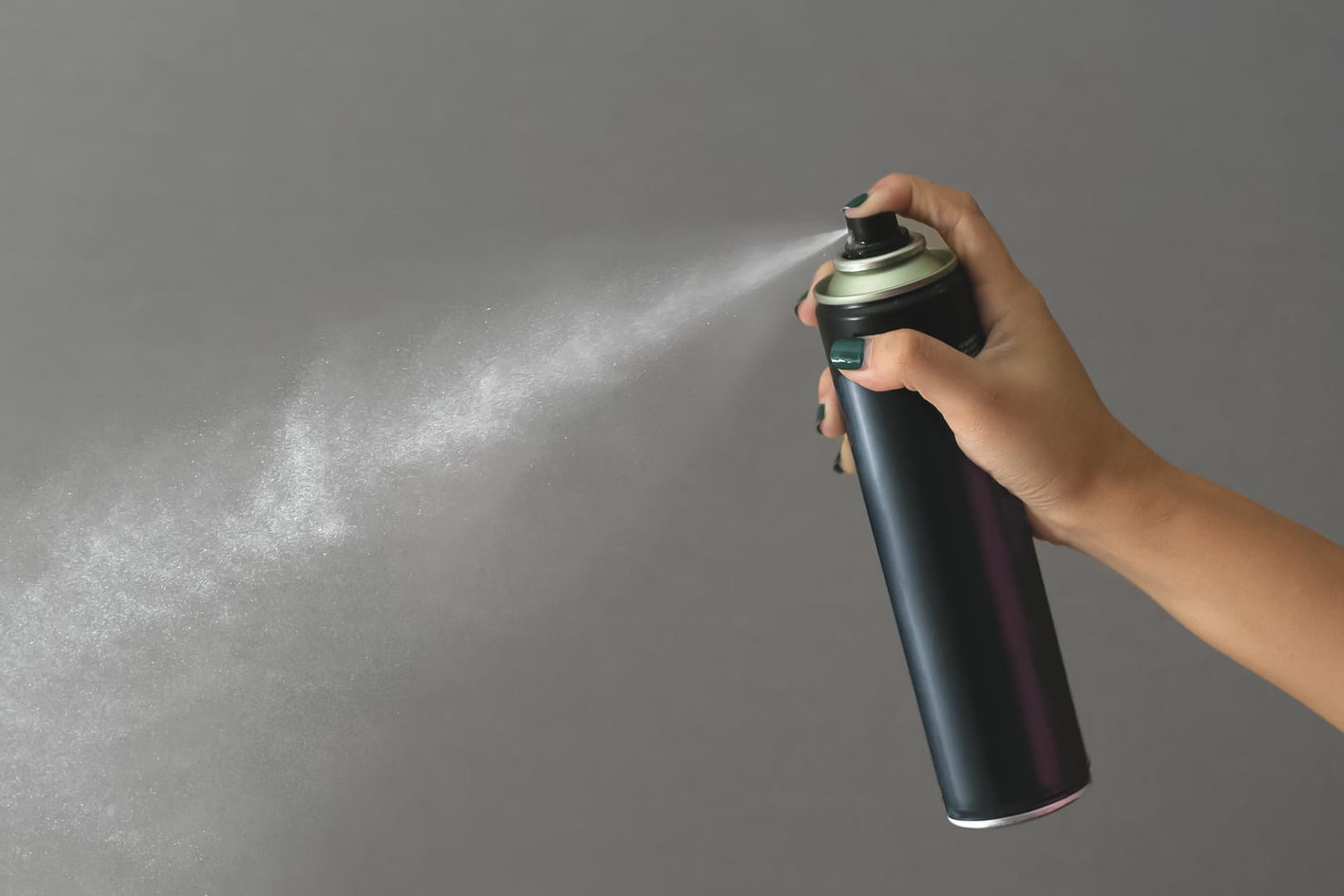 Haarspray: Es kann im Haushalt sehr nützlich sein.