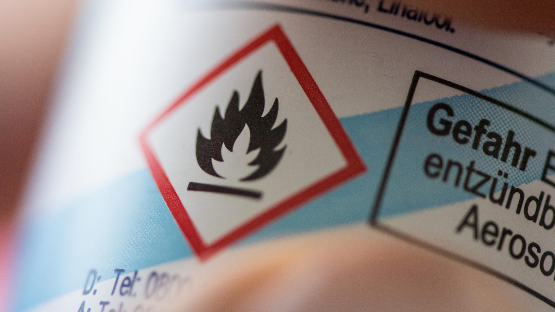 Haarspray: Auf den Dosen findet sich in der Regel ein Symbol mit einer Flamme – es weist auf die Brandgefahr hin.