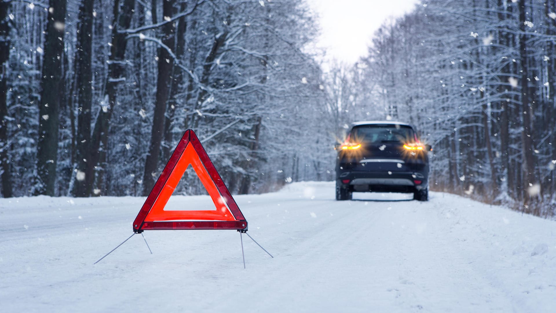 Winterstraße: Bei Eis und Schnee ist ein liegengebliebenes Auto ein großes Ärgernis.