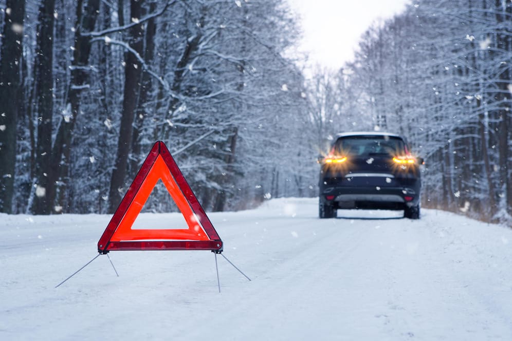 Winterstraße: Bei Eis und Schnee ist ein liegengebliebenes Auto ein großes Ärgernis.