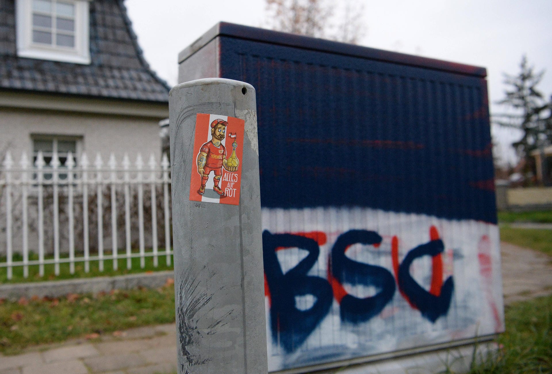 Ein Stromkasten ist in den Hertha-Farben eingefärbt – auf einem Straßenpoller klebt ein Union-Sticker: Am 4. Dezember treffen die beiden Stadtrivalen Hertha BSC und Union Berlin in der Bundesliga aufeinander.