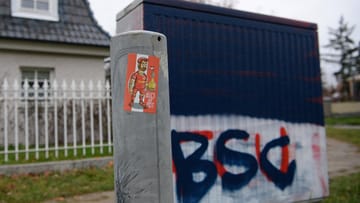 Ein Stromkasten ist in den Hertha-Farben eingefärbt – auf einem Straßenpoller klebt ein Union-Sticker: Am 4. Dezember treffen die beiden Stadtrivalen Hertha BSC und Union Berlin in der Bundesliga aufeinander.