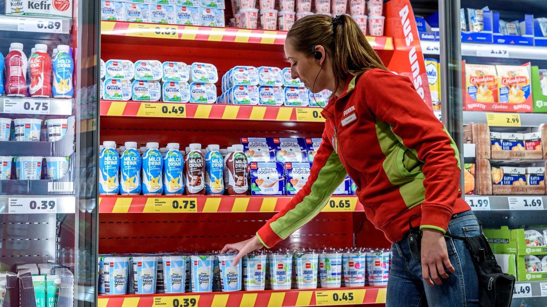 Supermarkt-Mitarbeiterin (Symbolbild): Mit einem Nebenjob kann man sich trotz Arbeitslosigkeit etwas Geld dazuverdienen.