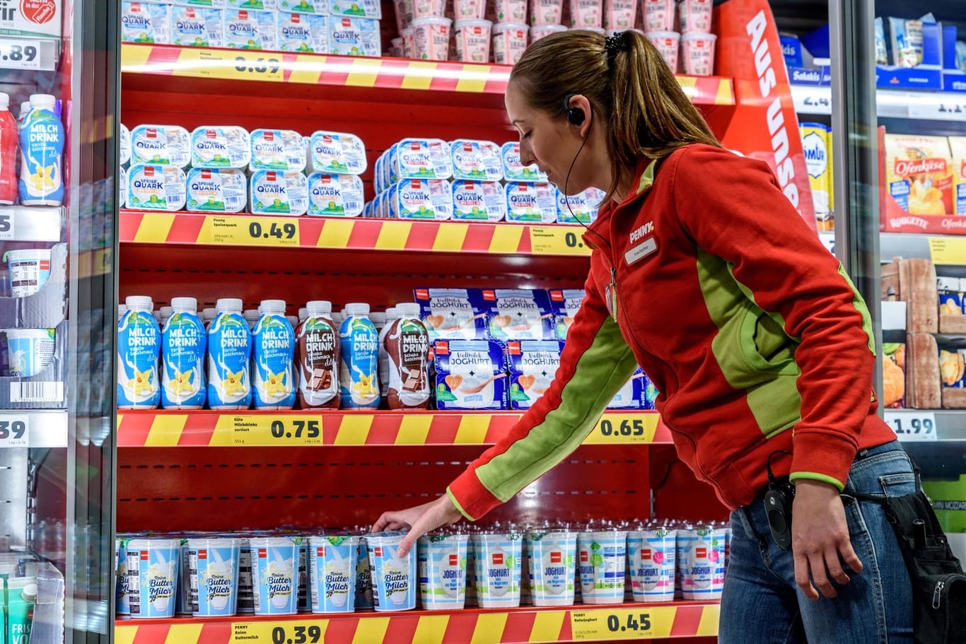 Supermarkt-Mitarbeiterin (Symbolbild): Mit einem Nebenjob kann man sich trotz Arbeitslosigkeit etwas Geld dazuverdienen.