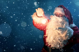 Weihnachtsmann: In den USA entstand aus der historischen Figur des Nikolaus die Kunstfigur: der Weihnachtsmann.