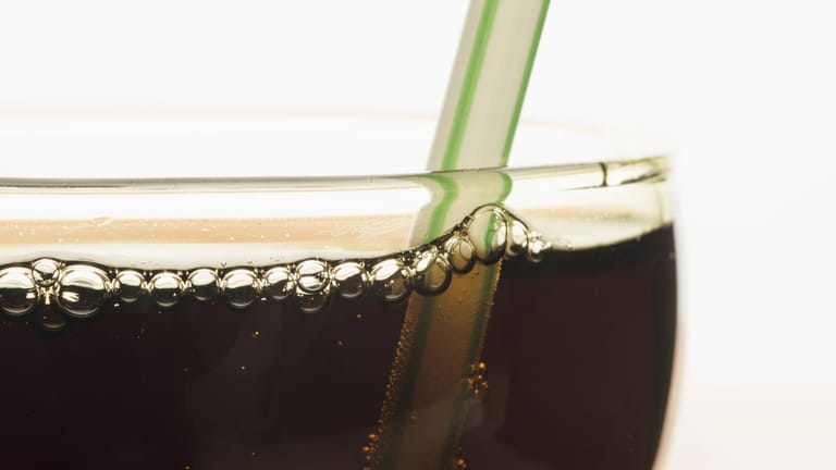 Glas mit Cola: Die Limonade eignet sich auch als Hausmittel zum Entrosten.