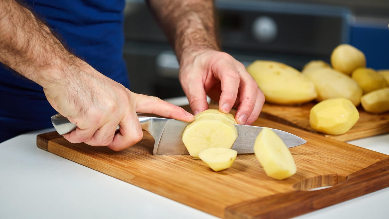 Wichtiger Schritt: Die Kartoffeln müssen vor der Zubereitung in gleichmäßige Scheiben geschnitten werden.