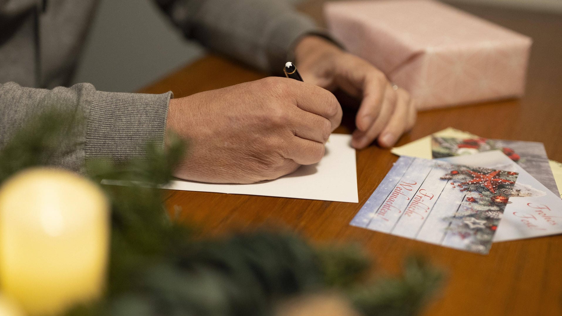 Weihnachtsgrüße: Die Gedichte können auch auf schönen Karten niedergeschrieben werden.