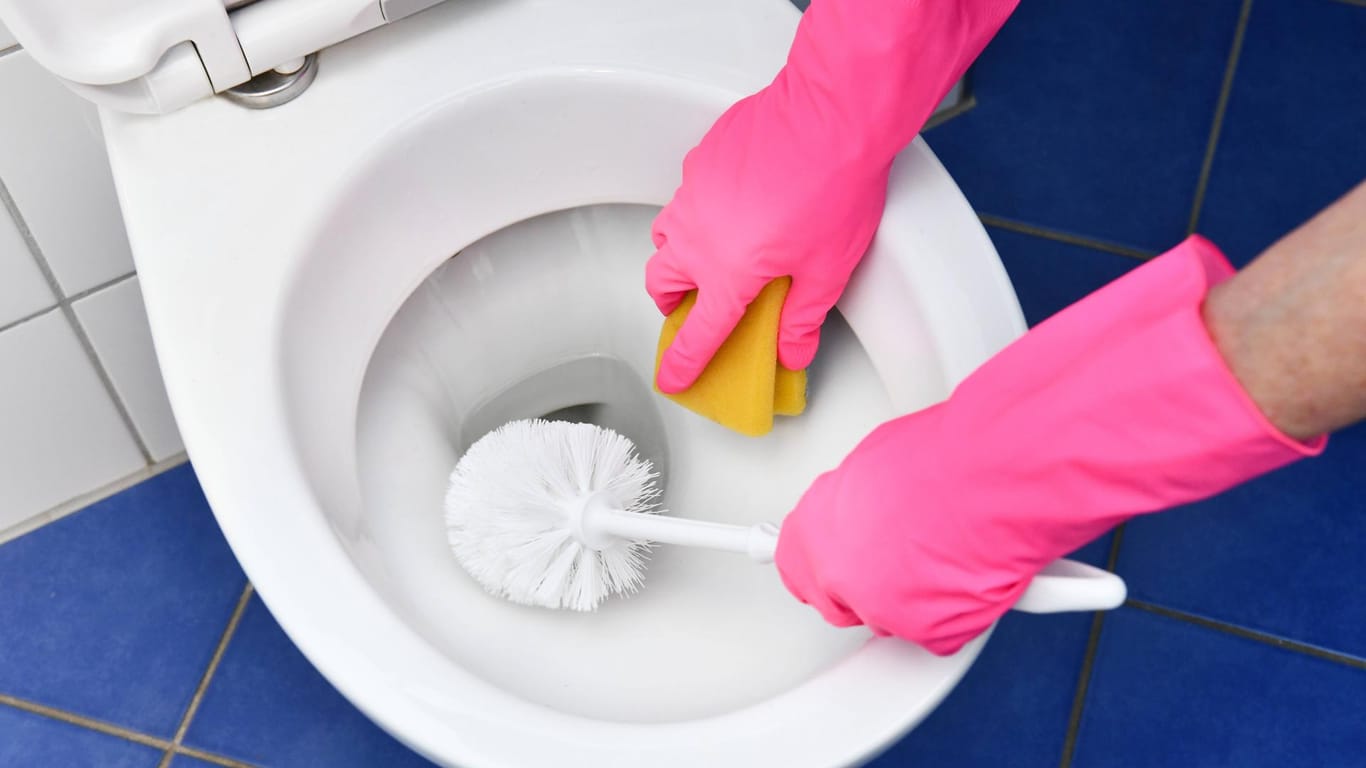 Toilette reinigen: Sie können konventionelle Mittel verwenden – oder Cola.