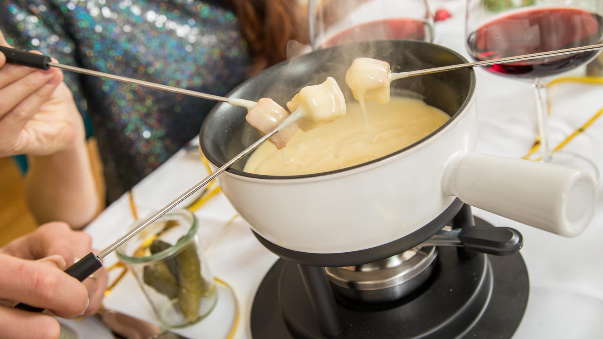 Käsefondue: Ein Schuss Wein sorgt für die richtige Konsistenz.