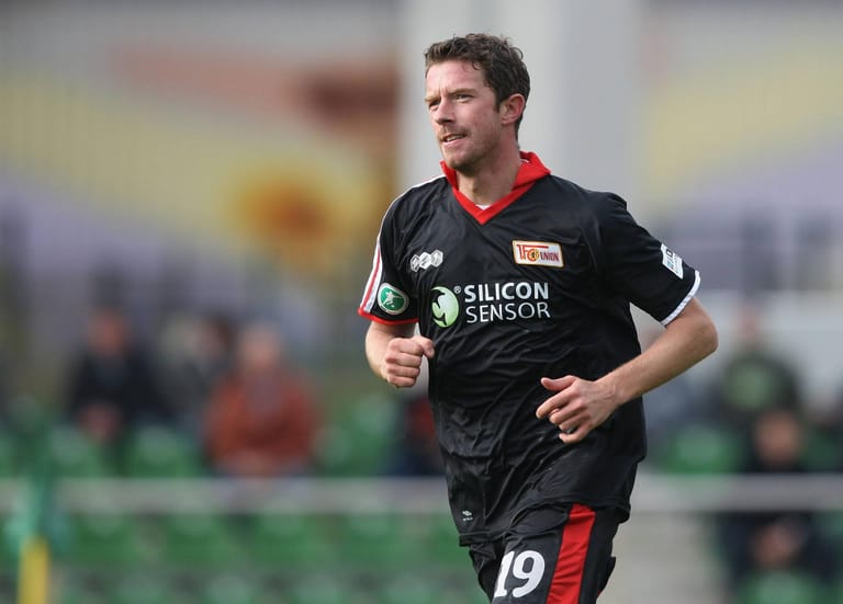 Nico Patschinski (1994-1997 & 2006-2009): Der Stürmer begann seine Karriere bereits in der Jugend des 1. FC Union Berlins. Jahre nach seiner fußballerischen Laufbahn arbeitete er als Aushilfsarbeiter in einer Catering-Firma, stellte dann 2012 Pakete für die DPD zu und verdiente 2015-2017 als Bestatter seinen Lebensunterhalt. 2018 absolvierte er eine Ausbildung zum Busfahrer.