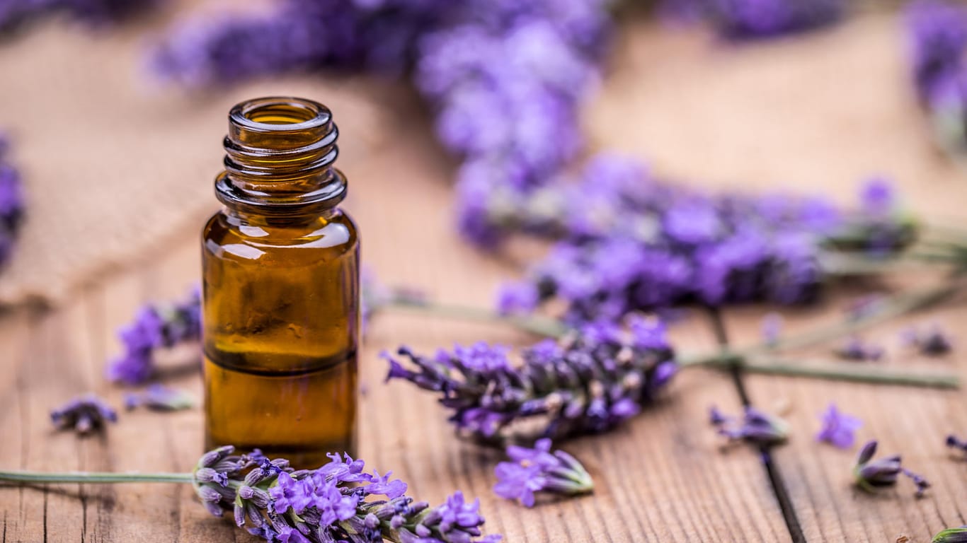 Ätherisches Öl aus Lavendel entspannt Körper und Geist.