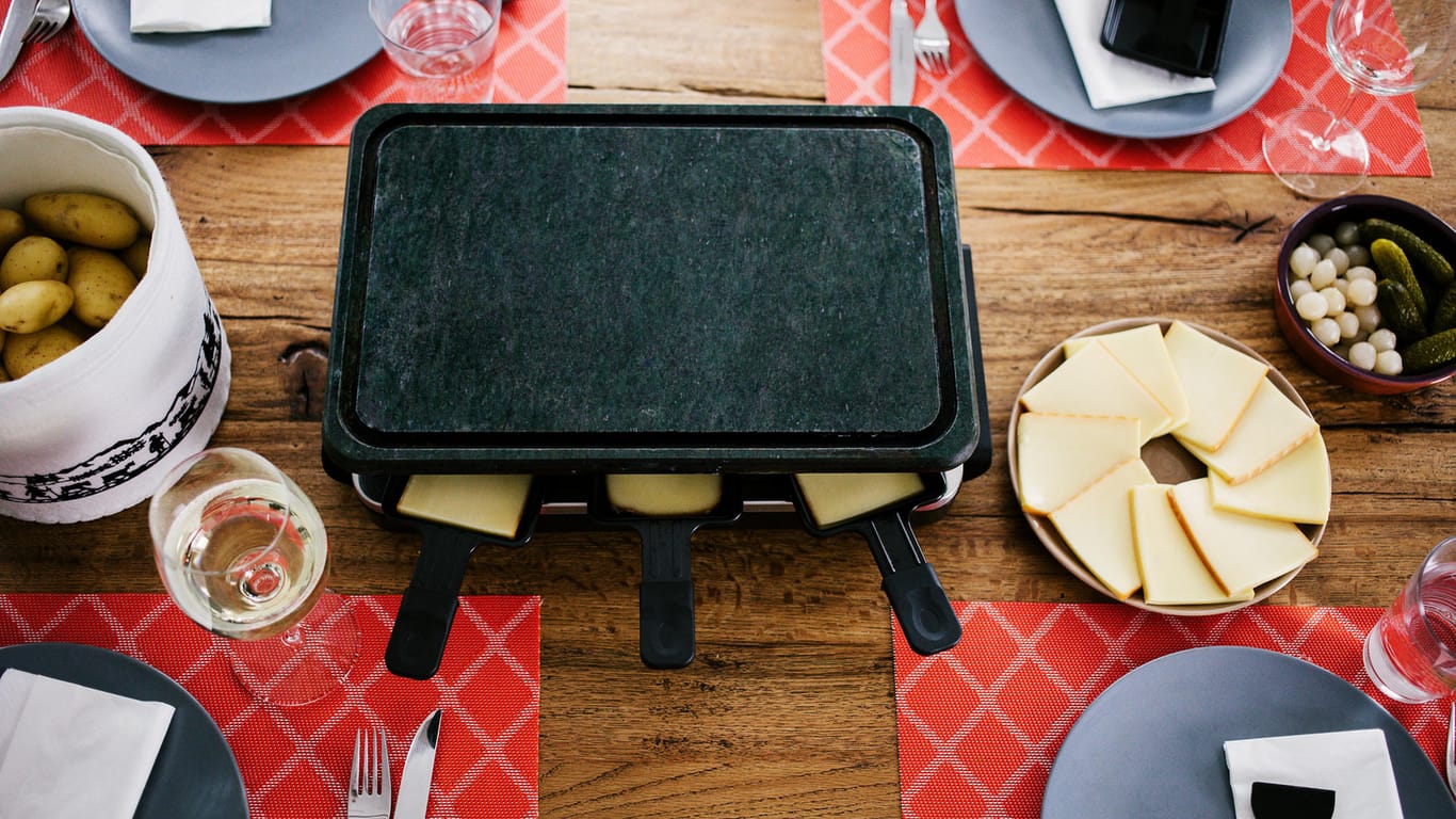Raclette: Wie Sie die Grillplatte reinigen, hängt vor allem von ihrem Material ab.