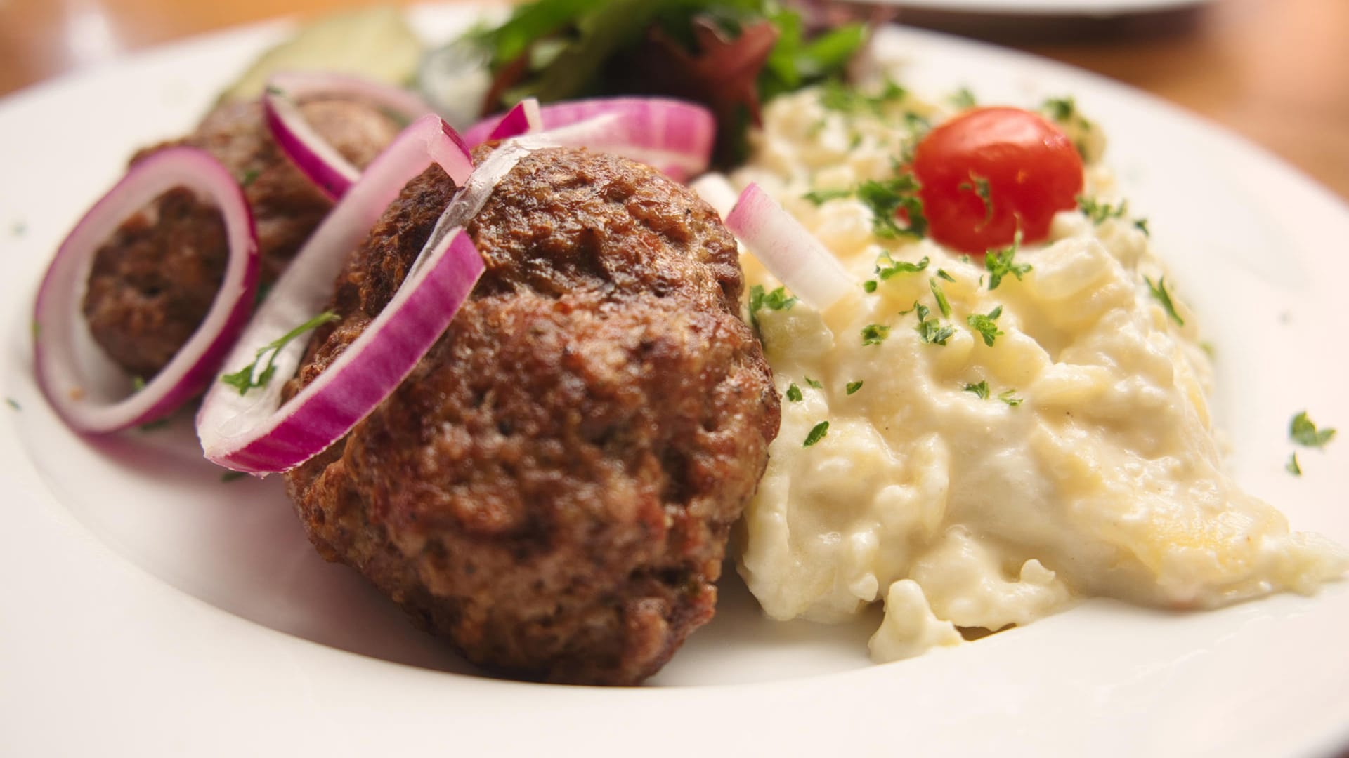 Frikadellen mit Kartoffelsalat.