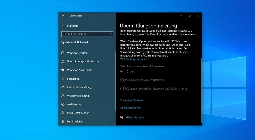 Damit Updates in einem Heimnetzwerk schneller verteilt werden können, bedient sich Windows 10 einem Peer-to-Peer-Netzwerk. Das entlastet die Internet-Verbindung. Diese Funktion müssen Sie aber gegebenenfalls noch einschalten. Klicken Sie dazu im Startmenü auf "Einstellungen -> Updates und Sicherheit -> Übermittlungsoptimierung". Hier können Sie die Option "Downloads von anderen PCs zulassen" aktivieren"