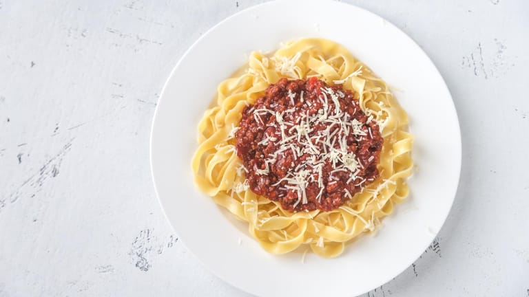 Tagliatelle mit Bolognese: Das leckere Gericht können Sie einfach zubereiten.