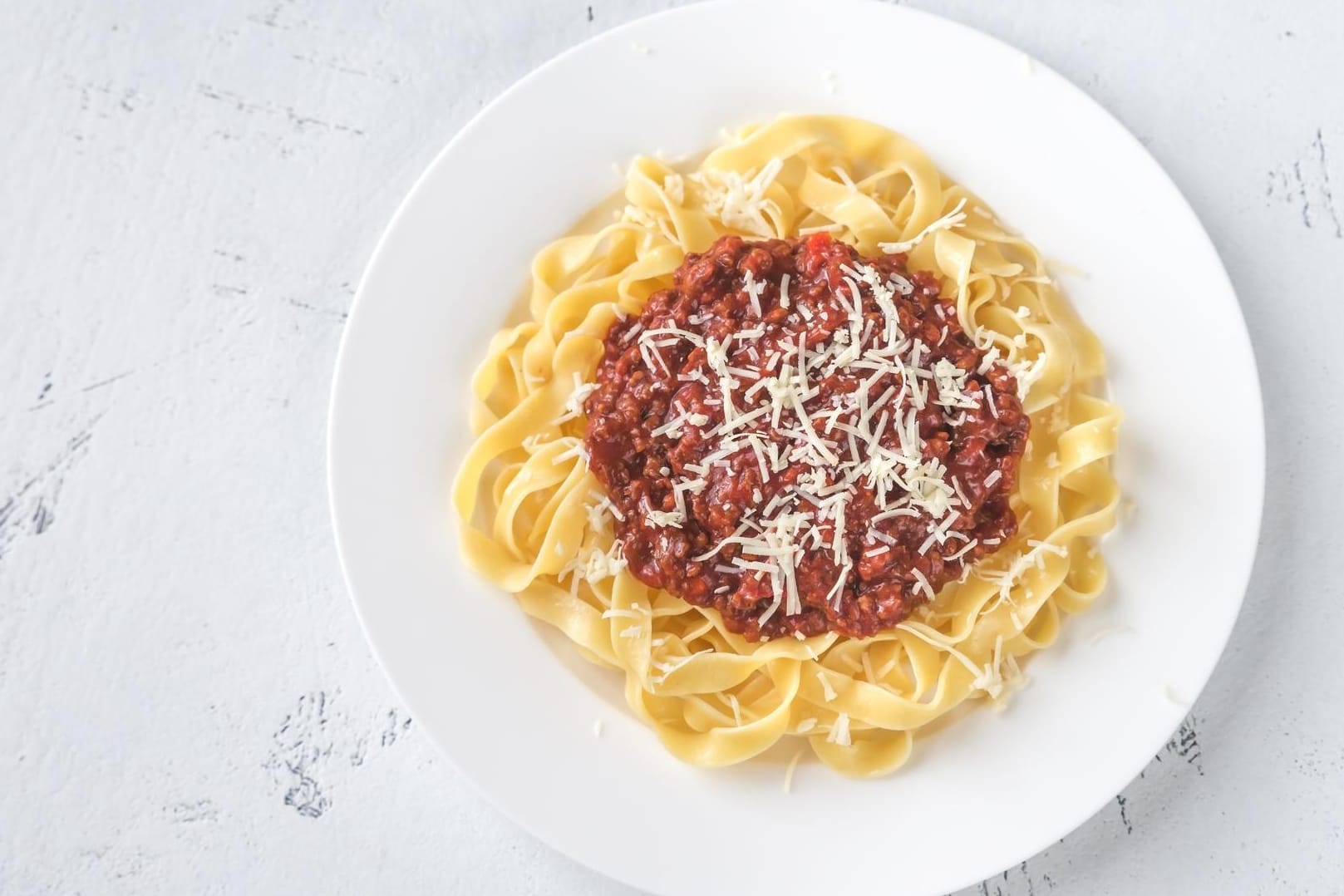 Tagliatelle mit Bolognese: Das leckere Gericht können Sie einfach zubereiten.