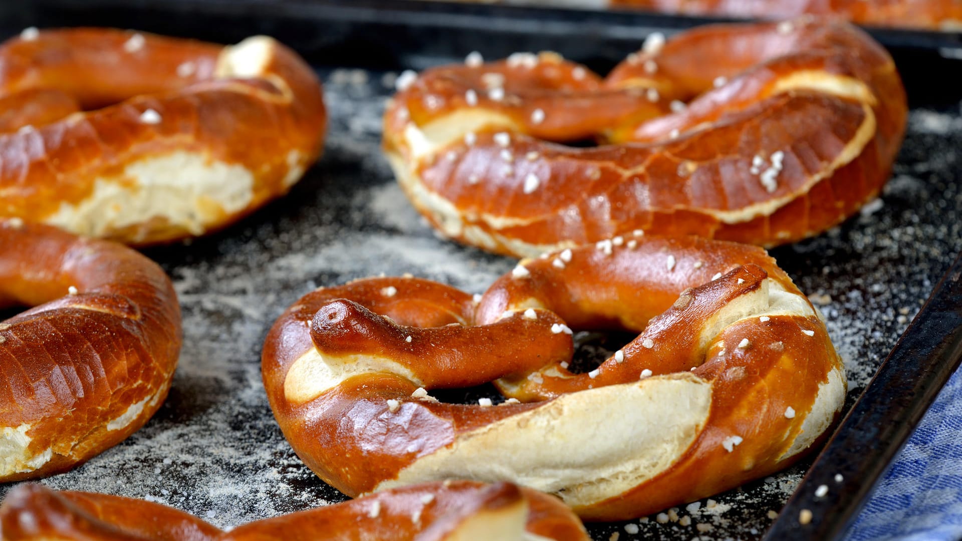 Brezeln: Laugengebäck können Sie mit wenigen Zutaten selbst zubereiten.