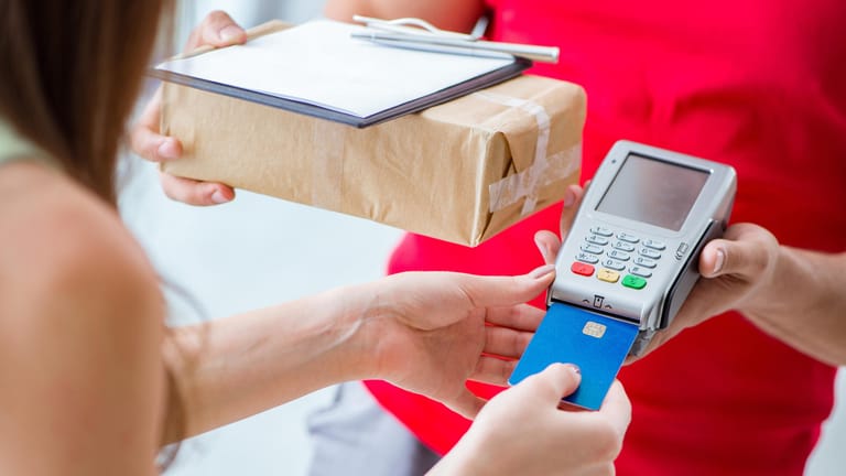 Bestellung bei Lieferung mit Karte zahlen (Symbolbild): Die Zahlung per Nachnahme bietet einige Vorteile.