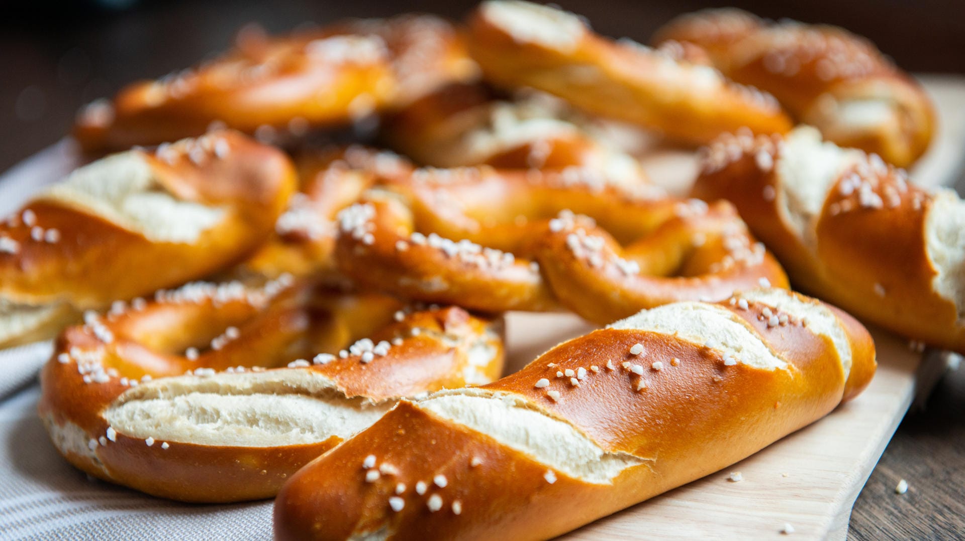 Laugengebäck: Beim Backen ist Vorsicht geboten.