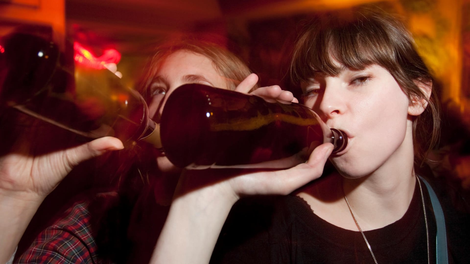 Jugendliche und Alkohol: Das Jugendschutzgesetz regelt unter anderem, ab welchem Alter Teenager Alkohol trinken dürfen. (Symbolbild)