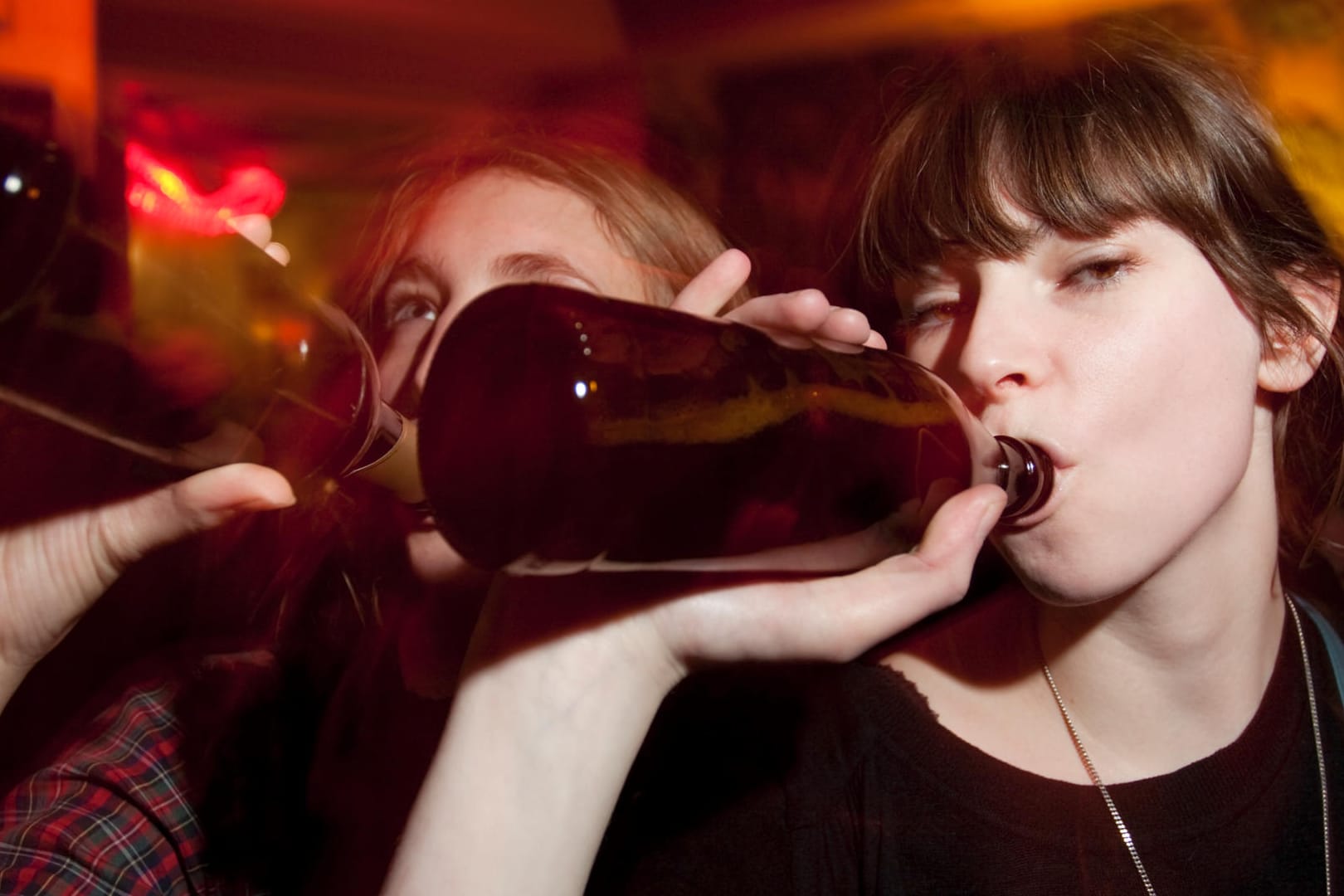 Jugendliche und Alkohol: Das Jugendschutzgesetz regelt unter anderem, ab welchem Alter Teenager Alkohol trinken dürfen. (Symbolbild)