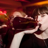 Jugendliche und Alkohol: Das Jugendschutzgesetz regelt unter anderem, ab welchem Alter Teenager Alkohol trinken dürfen. (Symbolbild)