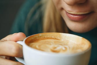 Cappuccino: Der Milchschaum ist ein wichtiger Bestandteil dieser Kaffeevariante.