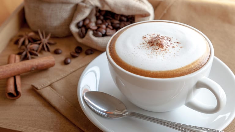 Cappuccino: Ein Espressorand umgibt den Milchschaum.
