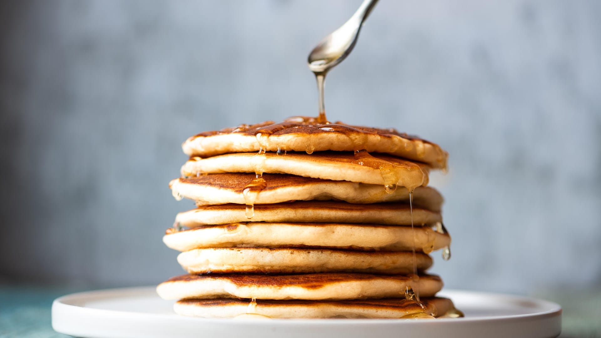 Pfannkuchen: Sauer gewordene Milch lässt sich zu Pfannkuchen oder Kuchen weiterverarbeiten.