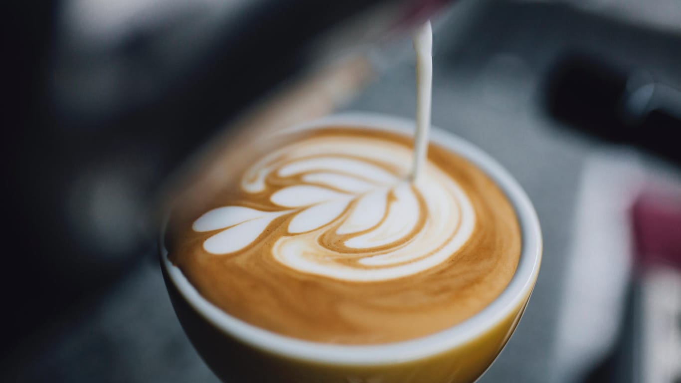 Latte Art: Ein Barrista ist in der Lage, beim Eingießen des Milchschaums in einen Cappuccino schöne Muster entstehen zu lassen.