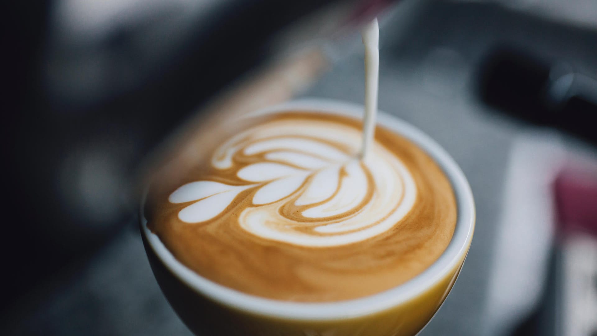 Latte Art: Ein Barrista ist in der Lage, beim Eingießen des Milchschaums in einen Cappuccino schöne Muster entstehen zu lassen.