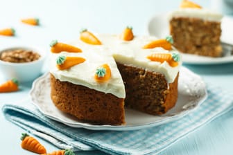 Carrot Cake: Eine Frischkäse-Creme macht den Möhrenkuchen noch saftiger.