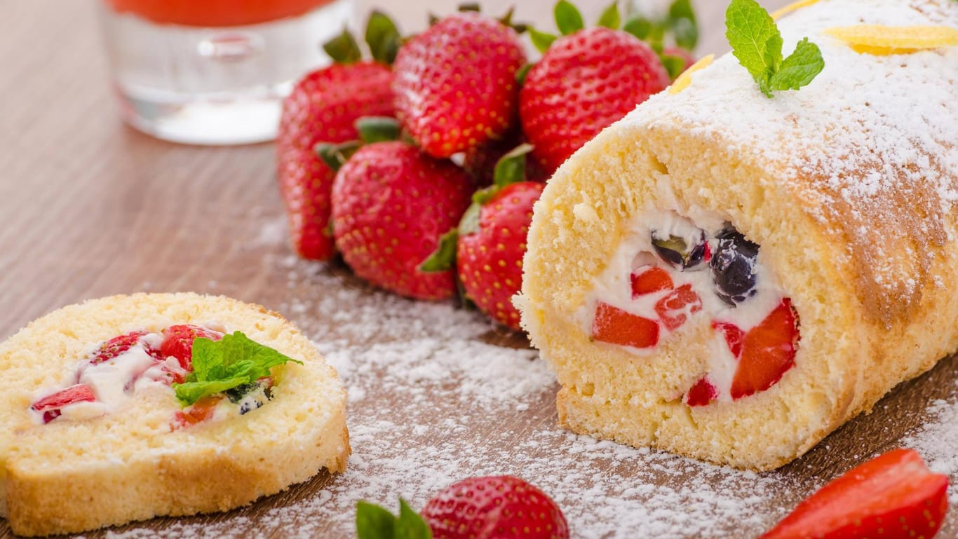 Biskuitrolle: Das leckere Gebäck gelingt mit den verschiedensten Füllungen. Hier eine fruchtige Variante mit Erdbeeren und Heidelbeeren.