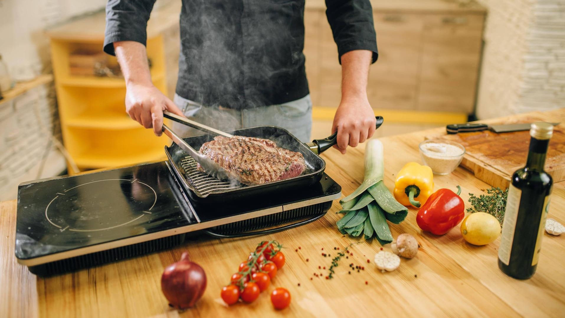 Wichtiger Hinweis: Durch Wenden verteilt sich der Fleischsaft gleichmäßig im Steak.