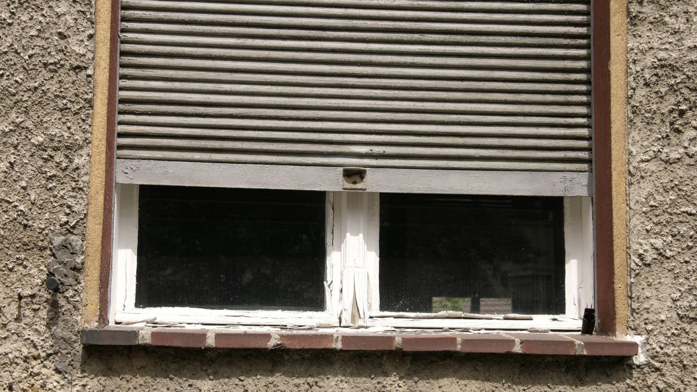 Ein Fenster mit Rollade: Das tägliche Heraufziehen und Herunterlassen beansprucht das Gurt-Gewebe.