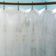 Stockflecken: Aus hygienischen Gründen sollten Sie Ihren Vorhang regelmäßig reinigen.