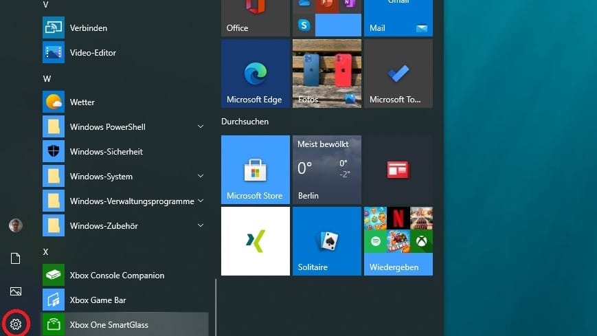 Öffnen Sie das Startmenü in Windows 10 und klicken Sie links auf das Zahnradsymbol. Es öffnet die Systemeinstellungen.