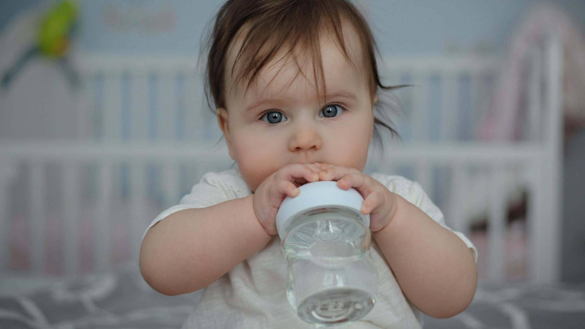 Babynahrung: Wasser für Babys muss in jedem Fall hygienisch einwandfrei sein, da Keime das Immunsystem von Neugeborenen überfordern können.