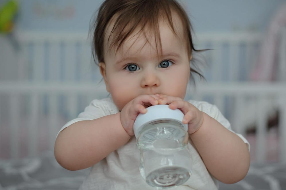Babynahrung: Wasser für Babys muss in jedem Fall hygienisch einwandfrei sein, da Keime das Immunsystem von Neugeborenen überfordern können.