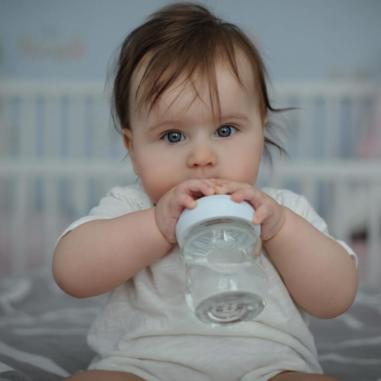 Babynahrung: Wasser für Babys muss in jedem Fall hygienisch einwandfrei sein, da Keime das Immunsystem von Neugeborenen überfordern können.