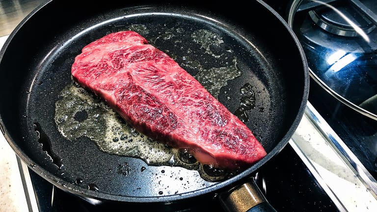 Fleisch braten: Für das Anbraten bei hohen Temperaturen eignen sich am besten raffinierte Öle.